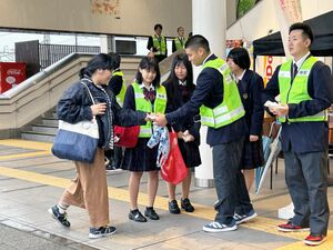 中条高と開志国際高の生徒らが防犯対策を呼びかけた広報活動=JR中条駅