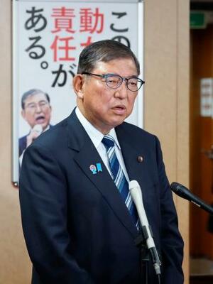 両院議員懇談会を終え、報道陣の取材に応じる自民党総裁の石破首相=28日午後、東京・永田町の党本部