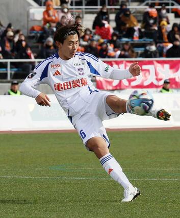 後半、ダイレクトボレーシュートを狙う新潟のＭＦ笠井佳祐＝松山市