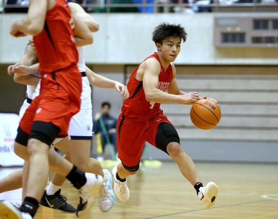 男子決勝　帝京長岡－開志国際　８連覇を達成した開志国際のダブル主将の一人、池田楓真＝２５日、新潟市の鳥屋野総合体育館
