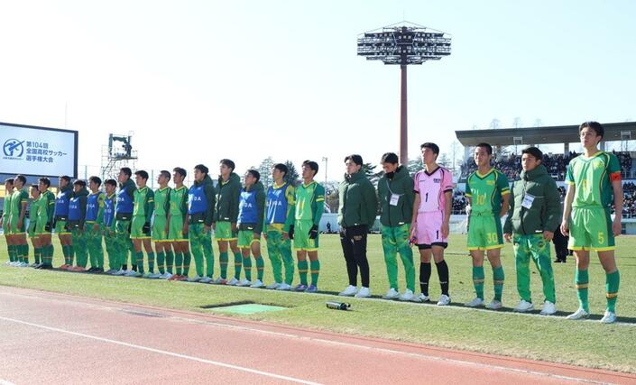 試合終了後、スタンドにあいさつする帝京長岡の選手たち＝浦和駒場スタジアム