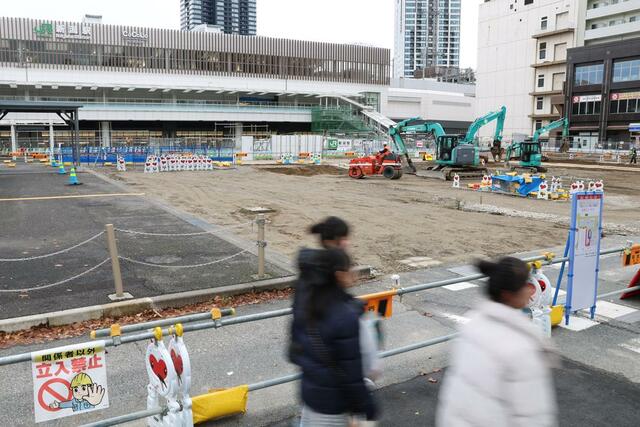 工事中の新潟駅万代広場。全面的な利用開始が遅れる見通しとなった=12月25日、新潟市中央区花園1