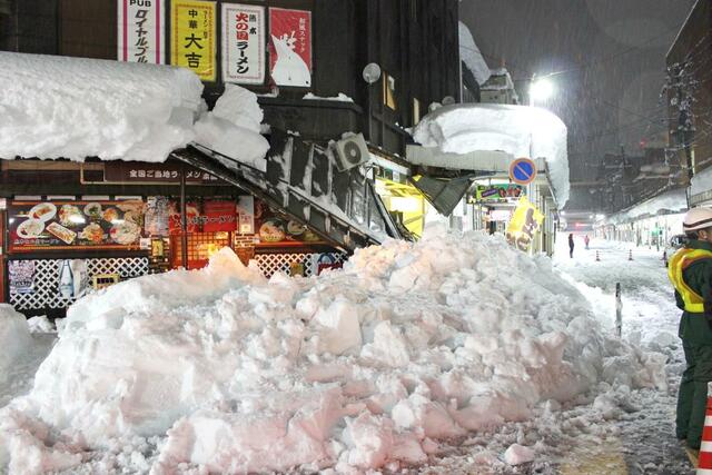 積雪の重みにより崩落した繁華街のアーケード＝２月２日、長岡市殿町３