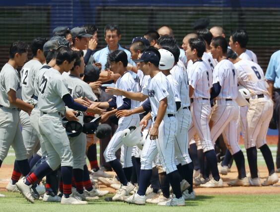 中越－新潟産大付　試合後、健闘をたたえ合う両チームの選手たち＝エコスタ