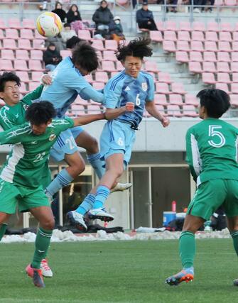 新潟医療福祉大-大阪体育大 延長前半、新潟医療福祉大の向井俊貴がゴールを狙う=ビッグスワン