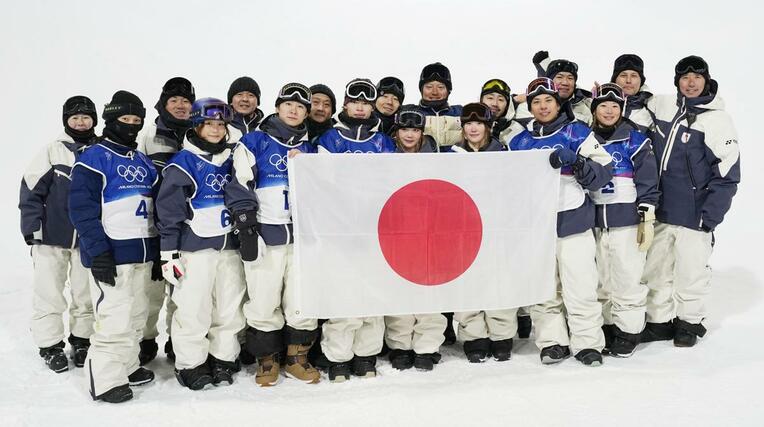 公式練習を終え集合写真に納まる男子ハーフパイプの平野歩夢（左から２人目）ら日本の選手たち＝リビーニョ（共同）