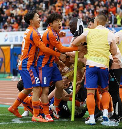 新潟-G大阪 後半、逆転のゴールを決めて喜ぶFW矢村健ら=ビッグスワン