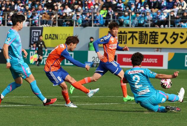 鳥栖－新潟　ＦＷ鈴木孝司のシュートがゴールネットを揺らすが、オフサイドの判定＝駅スタ