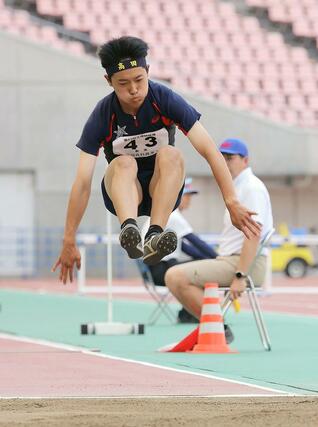 男子三段跳び決勝 初優勝した小山快晴(高田)=デンカビッグスワン