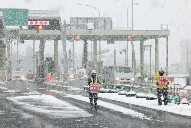 大雪の影響で通行止めとなった磐越道の安田IC=2月5日、阿賀野市