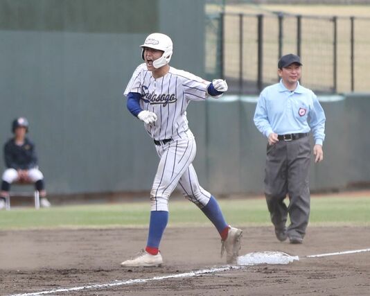 新潟南－佐渡総合　逆転の適時三塁打を放ち、喜びを爆発させる佐渡総合の本間海翔＝４月２８日、三条市パールスタ