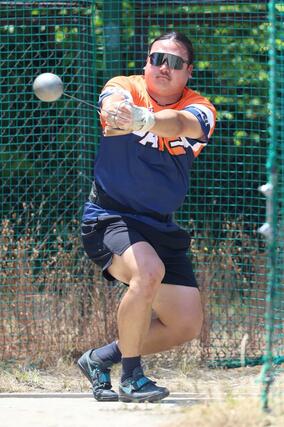 練習する男子ハンマー投げの中川達斗＝新潟市陸上競技場