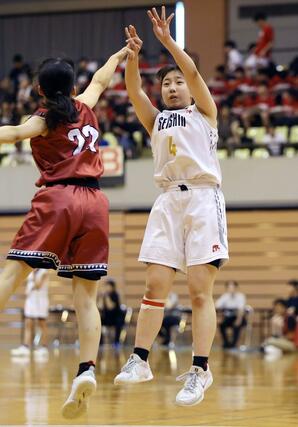 女子バスケ決勝 新潟清心女-三条三 堅守の要としてチームを支えた新潟清心女の主将、小池遥花=7月13日、リージョンプラザ上越