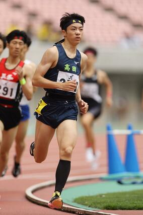 男子800メートル決勝 優勝した植木大悟(高田)=デンカビッグスワン