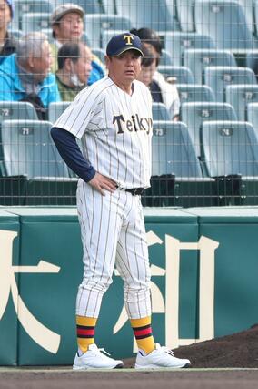 シートノックの様子を見る帝京長岡の芝草宇宙監督＝２３日、阪神甲子園球場