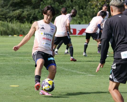 J1第32節G大阪戦に向け、練習するJ1アルビレックス新潟のMF奥村仁=26日、聖籠町