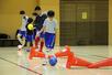 ドリブルの練習をするトラッソスのメンバー=7月、東京都三鷹市
