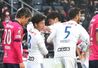 C大阪-新潟 後半35分、同点のゴールを決めてチームメートと喜ぶ新潟の千葉(中央奥)=ヨドコウ