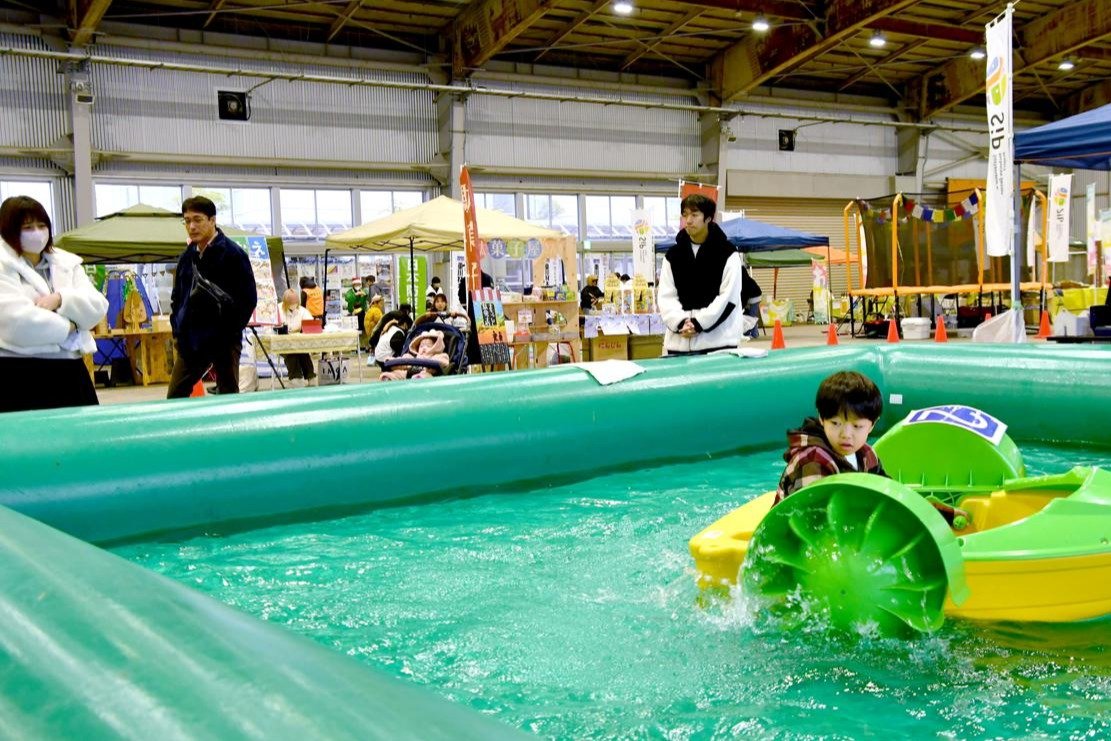 子ども興奮！広い屋内に水の遊び場 新潟市中央区で「ミナト・イン