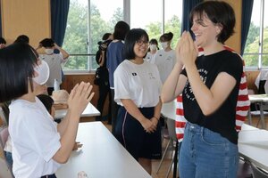 交流を楽しむ留学生と両津中の生徒たち=佐渡市加茂歌代