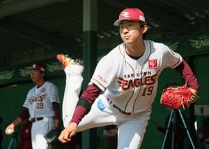 ブルペンで投球練習する楽天・荘司=沖縄県金武町(河北新報)