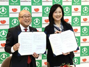 包括連携協定を結んだ弥彦村の本間芳之村長(左)と国際調理製菓専門学校の石田道子校長=弥彦村役場
