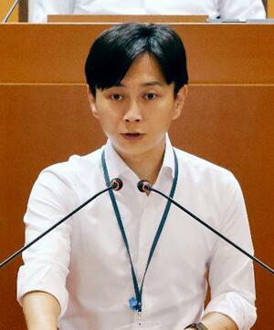 宮崎市議会本会議で、市長選への立候補を表明する清山知憲市長=9日午前