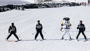「１１０番の日」をＰＲする妙高署員＝１０日、妙高市田切の赤倉観光リゾートスキー場