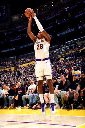 ニックス戦でシュートを放つレーカーズの八村=ロサンゼルス(NBAE・ゲッティ=共同)