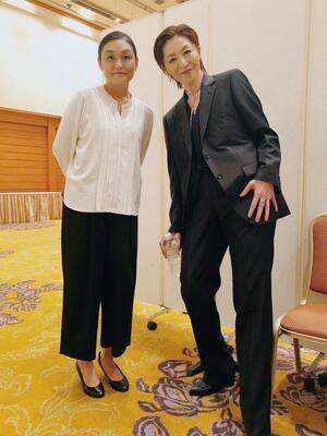 舞台袖で遠藤麻理さんと