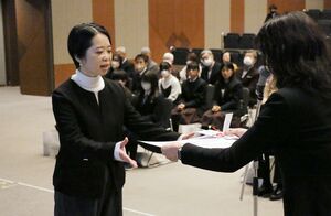 各部門の受賞者に賞状などが贈られた「にいがた市民文学」の表彰式=新潟市中央区西堀通6