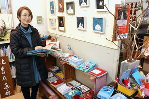 自身の作品について語るSAKOmamaさん=新潟市中央区下大川前通4