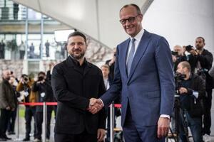 　ウクライナのゼレンスキー大統領（左）を迎えるドイツのメルツ首相＝１４日、ベルリンの首相官邸（ゲッティ＝共同）