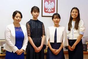 　「羽ばたく女性研究者賞」の（左から）小林天美さん、山口そのみさん、黒木祐子さん、森本真里子さん＝４日、東京都目黒区のポーランド大使館