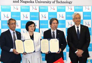 学術交流協定に署名した長岡技科大の鎌土重晴学長(右から2人目)と、キルギス国立大のチャラダンバエバ・アイグリ副学長(同3人目)=新潟県長岡市上富岡町