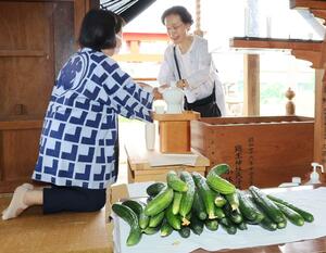 地域住民がキュウリを供えた瑞玉神社の「きゅうり祭り」=6日、小千谷市城内1