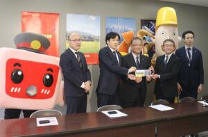 限定のポストカードを持つ鉄道各社の代表ら=4月25日、新潟県庁
