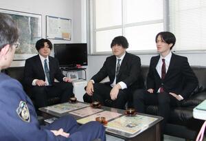 高齢女性を保護した(右から)山井大輝さん、渡辺康暉さん、矢澤洋太朗さん=阿賀野署