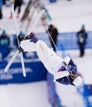 　男子モーグル予選　第２エアを決める堀島行真＝リビーニョ（共同）