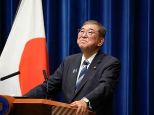 記者会見する石破首相=7日午後6時44分、首相官邸