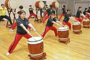 50周年の記念公演に向けて練習する「長岡青悠会」のメンバー=長岡市千秋3
