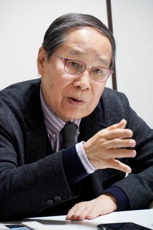 　インタビューに応じる被爆者で医師の朝長万左男さん