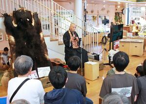 クマに襲われた経験を語る吉原東玄さん=柏崎市軽井川