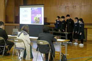 アイデアを膨らませてきた「地域創生企画」を発表する加茂中学校1年生ら=加茂市学校町