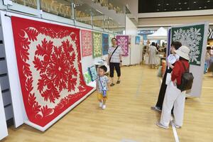 「ナガオカアロハフェスティバル」の様子=5日、長岡市大手通1