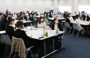 女性活躍推進へ県内５社が共催した異業種交流研修会＝１０月２８日、新潟市江南区