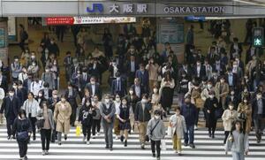 　大阪・梅田の横断歩道を渡る人たち＝２０２３年５月