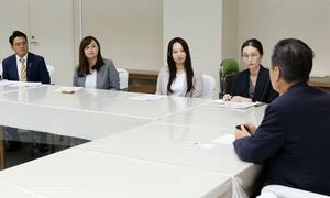 県立西蒲高等特別支援学校のスクールバス運行を求め県議会に支援を要請する保護者ら=23日、新潟市中央区