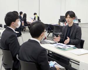 IT関連企業が学生らに事業内容や労働環境をアピールした合同就職説明会=上越市本町5