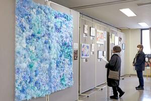 さまざまなテーマの作品を展示した「いきいきアート展」＝２７日、新発田市本町４